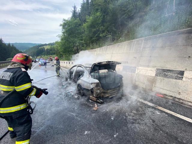 Un autoturism a ars violent în Pasul Mestecăniș