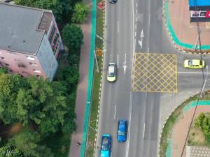 Marcajele rutiere din intersecții atenționează șoferii că acolo nu este permisă staționarea