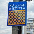 Marcajele rutiere din intersecții atenționează șoferii că acolo nu este permisă staționarea