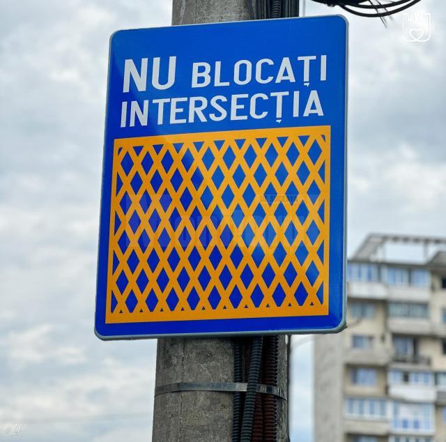 Marcajele rutiere din intersecții atenționează șoferii că acolo nu este permisă staționarea