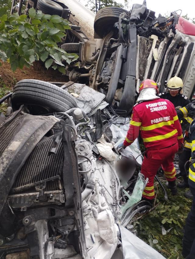 Doi morţi într-un accident între un autotren și un autoturism, în zona Cabanei Ilișești