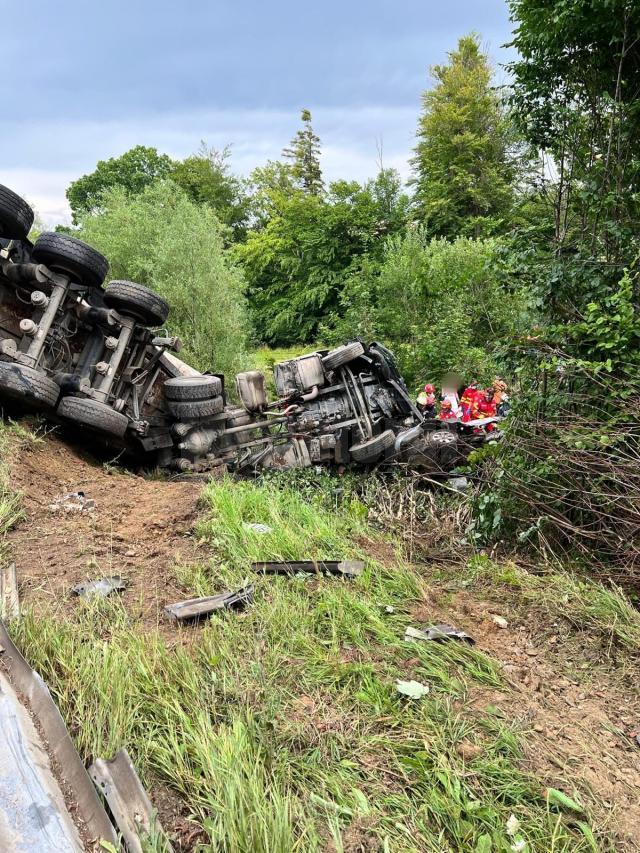 Tragedia cu doi morți și un tânăr în stare critică: Autoturismul ar fi intrat pe contrasens, în curbă, zdrobindu-se de autobasculantă