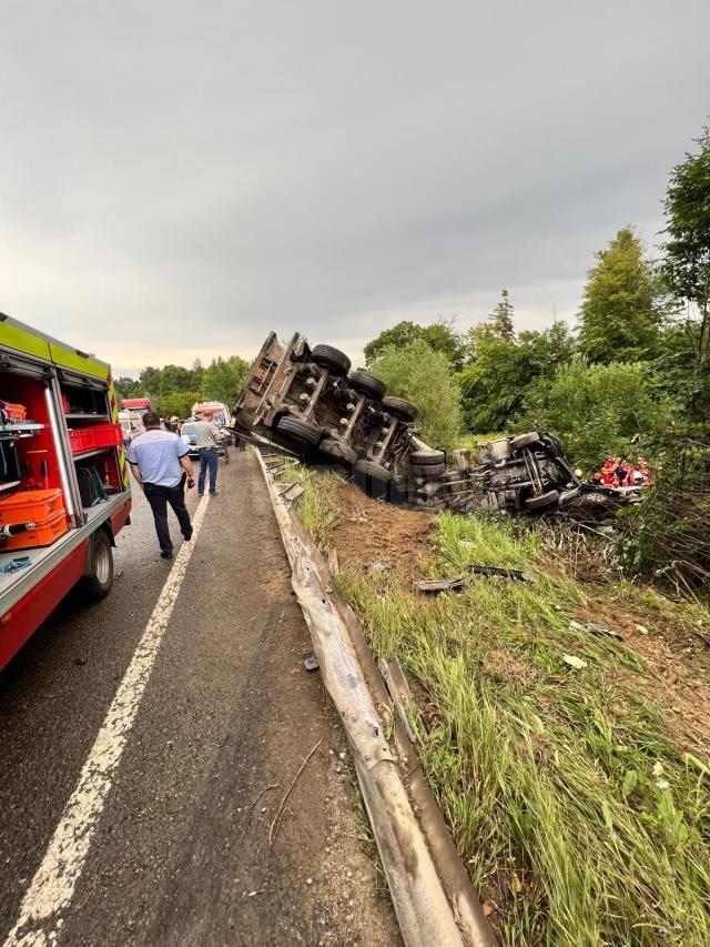 Tragedia cu doi morți și un tânăr în stare critică: Autoturismul ar fi intrat pe contrasens, în curbă, zdrobindu-se de autobasculantă