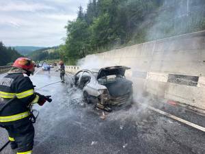 Un autoturism a ars violent în Pasul Mestecăniș