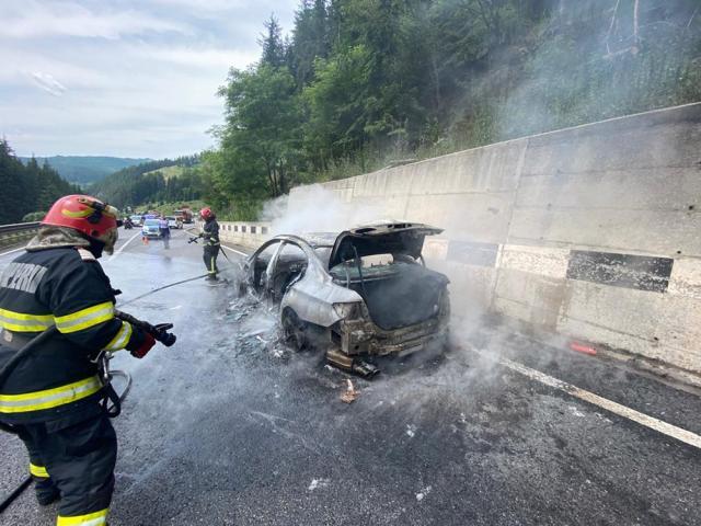 Un autoturism a ars violent în Pasul Mestecăniș