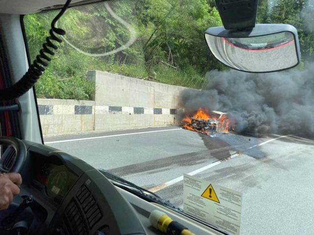 Un autoturism a ars violent în Pasul Mestecăniș