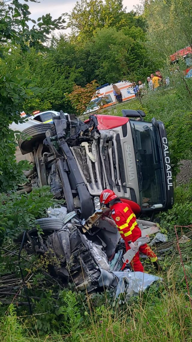 Tragedia cu doi morți și un tânăr în stare critică: Autoturismul ar fi intrat pe contrasens, în curbă, zdrobindu-se de autobasculantă