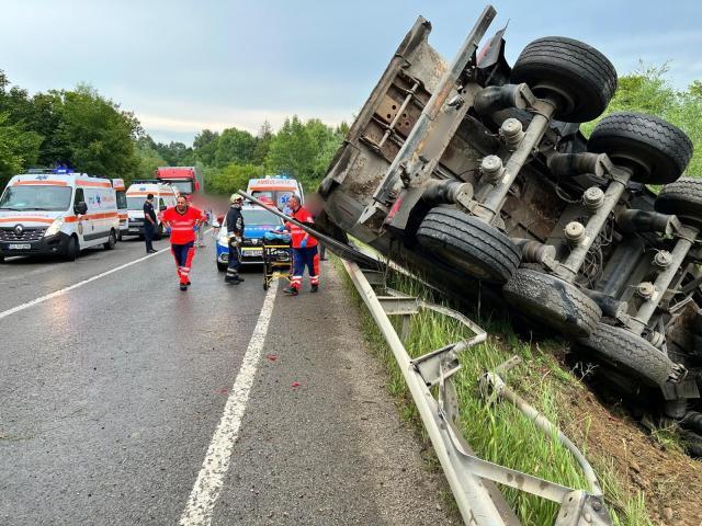 Doi morți, un al treilea tânăr în stare critică, după ce o mașină s-a zdrobit de o autobasculantă