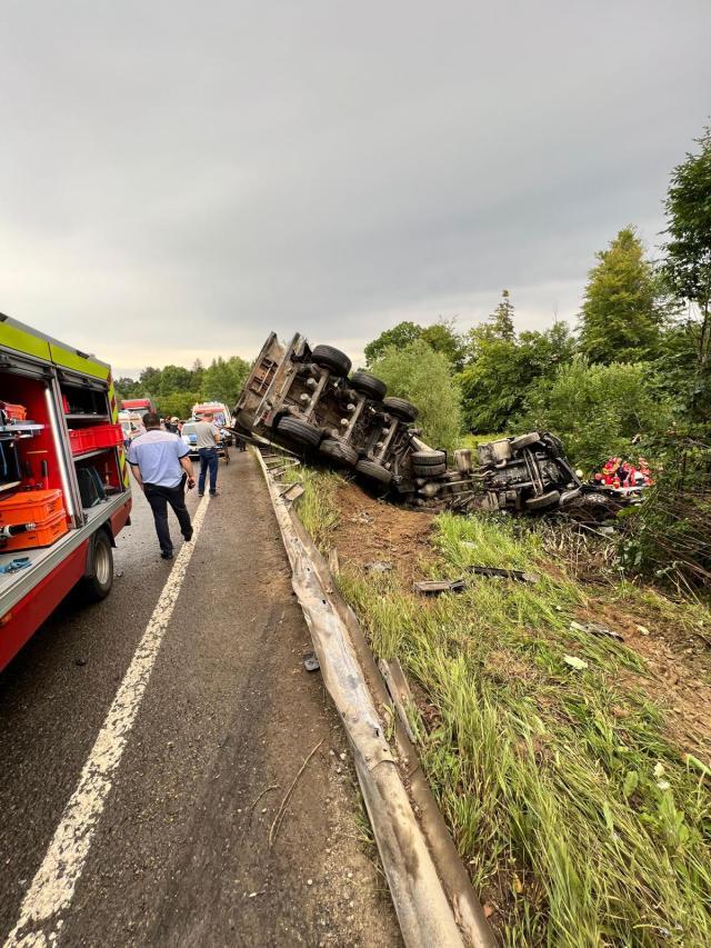 Doi morți, un al treilea tânăr în stare critică, după ce o mașină s-a zdrobit de o autobasculantă