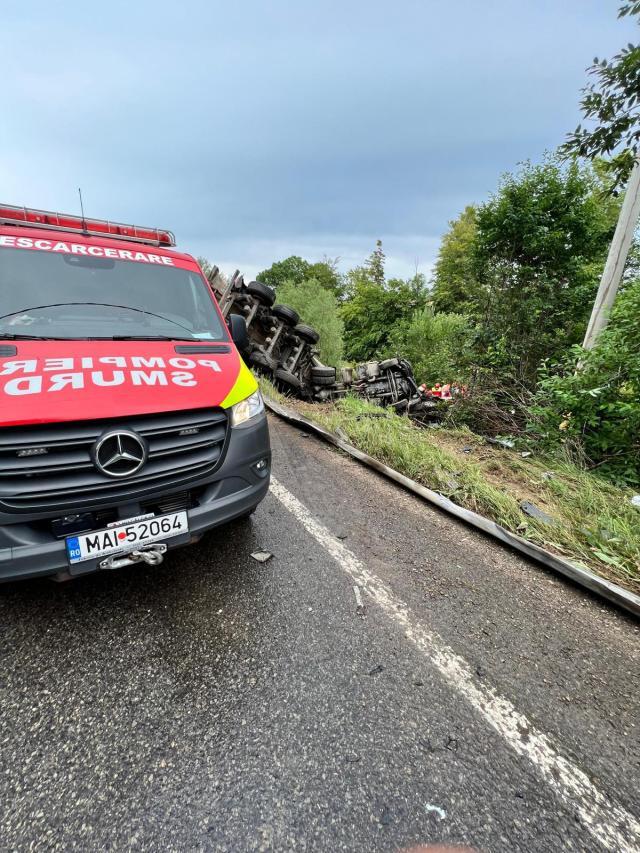 Doi morți, un al treilea tânăr în stare critică, după ce o mașină s-a zdrobit de o autobasculantă