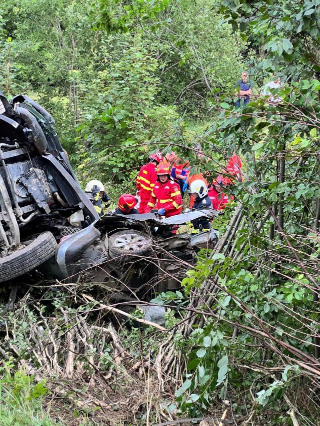 Doi morți, un al treilea tânăr în stare critică, după ce o mașină s-a zdrobit de o autobasculantă