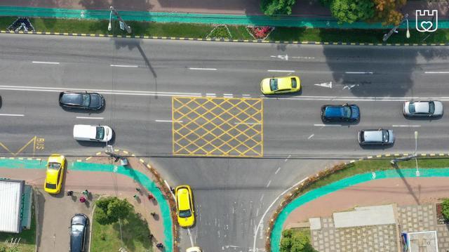 Marcajele rutiere din intersecții atenționează șoferii că acolo nu este permisă staționarea