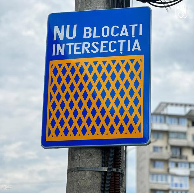 Marcajele rutiere din intersecții atenționează șoferii că acolo nu este permisă staționarea