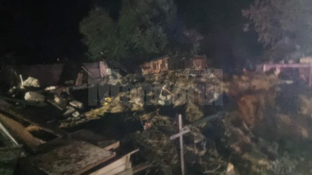 Opt mașini de pompieri pentru stingerea unui incendiu uriaș