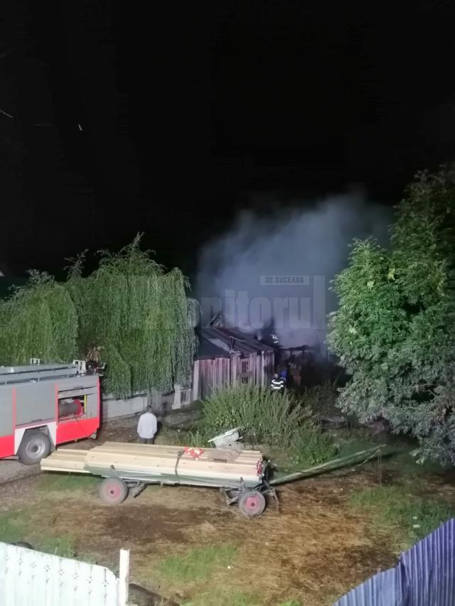 Opt mașini de pompieri pentru stingerea unui incendiu uriaș