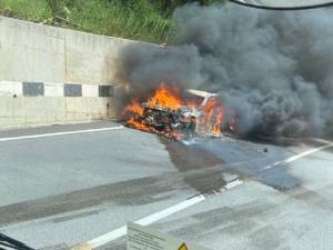 Un autoturism aflat în mers a luat foc, joi, pe drumul național care leagă Suceava de Ardeal, în Pasul Mestecăniș