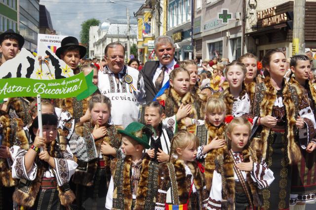 Gheorghe Flutur a cântat mai multe strigături compuse pe loc la hora din debutul Întâlnirilor Bucovinene