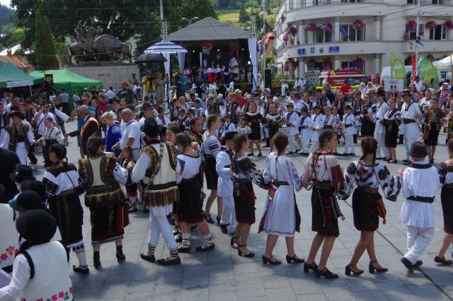 Formațiile participante la festival au încins o imensă horă bucovineană, în centrul Câmpulungului