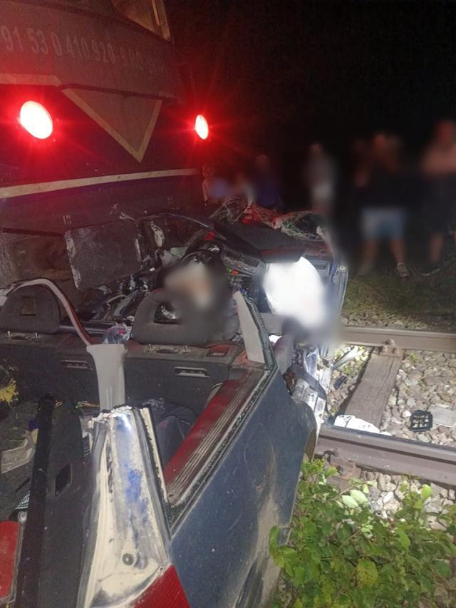 Două persoane au ajuns la spital după ce mașina în care se aflau a fost lovită de tren