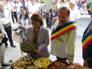 Ministrul Afacerilor Externe, Luminița Odobescu, a degustat din produsele tradiționale din Bucovina
