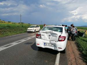 Autoturismul Dacia Logan care a fost tamponat din spate de tirul înmatriculat în Ucraina