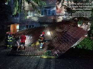 Furtuna a luat pe sus 5 metri pătraţi din acoperişul unui bloc din Fălticeni FOTO FB Poliția Locală Fălticeni