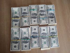 Un ucrainean a venit la Poliția de Frontieră cu un rucsac cu 390.000 de dolari. I-au fost confiscați