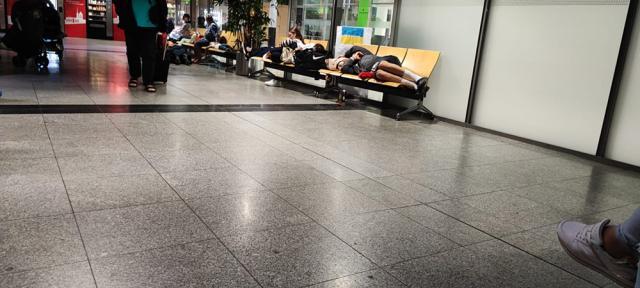 Mai mulți pasageri ne-au transmis miercuri dimineață fotografii de la aeroportul din Dortmund