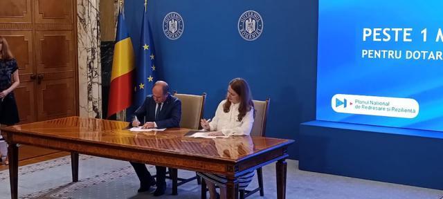 Vicepreședintele CJ Suceava Niculai Barbă a semnat un contract de 4,66 milioane de lei pentru digitalizarea a șapte școli speciale din județ