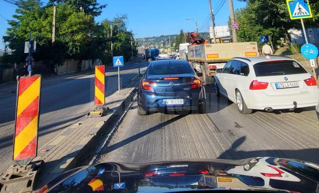 Trafic greoi pe Calea Unirii, chiar de lucrările de asfaltare se fac pe timp de noapte