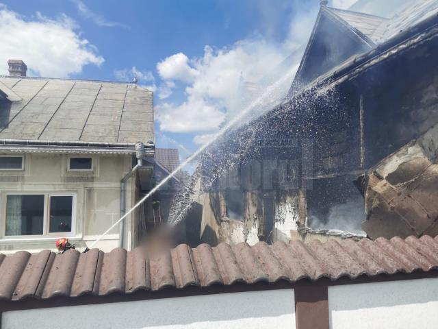 Minor cu arsuri după un puternic incendiu într-o gospodărie din Milișăuți