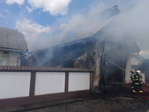 Minor cu arsuri după un puternic incendiu într-o gospodărie din Milișăuți