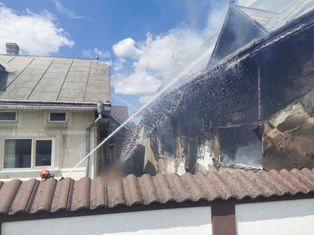 Minor cu arsuri după un puternic incendiu într-o gospodărie din Milișăuți