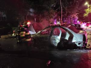 O mașină a ars ca o torță în noaptea de joi spre vineri pe strada Samoil Isopescu din Suceava