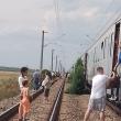 Imaginile surprinse de călători, cu oamenii care au coborât din tren cu valize și au luat-o direct prin lanul de grâu pentru a ajunge la asfalt