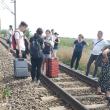 Imaginile surprinse de călători, cu oamenii care au coborât din tren cu valize și au luat-o direct prin lanul de grâu pentru a ajunge la asfalt