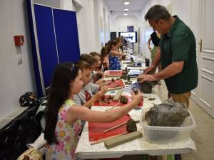 Zeci de copii talentați au participat la Atelierul de arheologie experimentală „Artă și Artefacte”, ediția a VI-a