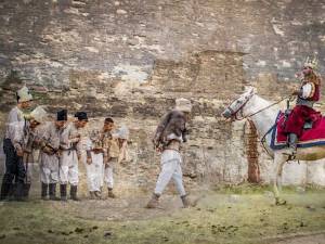 „Povești dintre ziduri”, expoziție de fotografie la Cetatea de Scaun a Sucevei