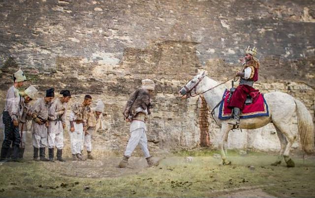 „Povești dintre ziduri”, expoziție de fotografie la Cetatea de Scaun a Sucevei