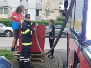 Pompierii militari suceveni răspund nevoilor cetăţenilor din municipiul Câmpulung Moldovenesc şi transportă apă menajeră, cu ajutorul autospecialelor