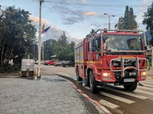 Pompierii militari suceveni răspund nevoilor cetăţenilor din municipiul Câmpulung Moldovenesc şi transportă apă menajeră, cu ajutorul autospecialelor