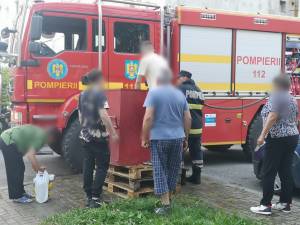 Pompierii militari suceveni răspund nevoilor cetăţenilor din municipiul Câmpulung Moldovenesc şi transportă apă menajeră, cu ajutorul autospecialelor