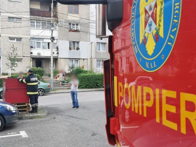 Pompierii militari suceveni răspund nevoilor cetăţenilor din municipiul Câmpulung Moldovenesc şi transportă apă menajeră, cu ajutorul autospecialelor