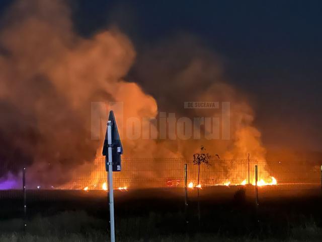 Trei sate fără curent după un incendiu de vegetație plecat de la un fir de medie tensiune care s-a rupt