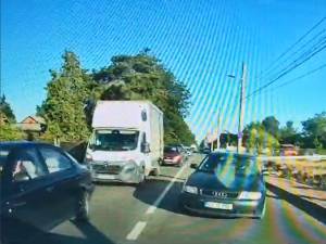 Un șofer care a depășit o coloană de mașini pe linia continuă, identificat de polițiști și lăsat fără permis de conducere