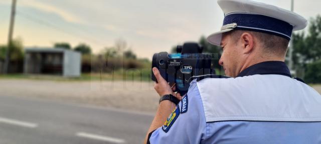 Tânăr cu permisul suspendat, ”ochit” de polițiști cu radarul pistol la 114 km/h în localitate