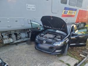 Accident mortal după ce o mașină a intrat în fața unui tren de marfă, la Vicșani
