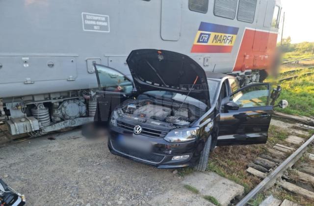 Accident mortal după ce o mașină a intrat în fața unui tren de marfă, la Vicșani