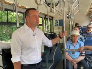 „Astăzi, transportul public local este gratuit!”, a anunțat viceprimarul Lucian Harșovschi, care a și circulat cu autobuzele TPL, pentru a testa sistemul de taxare