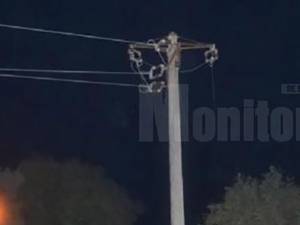 A urcat pe un stâlp de electricitate și a sărit, în tentativa de a se sinucide